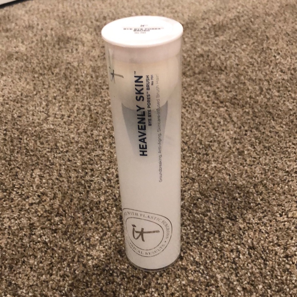 it cosmetics heavenly skin bye bye pores brush